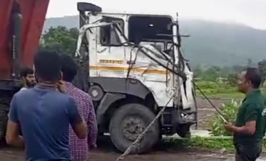 ଟ୍ରେଲର ଧକ୍କାରେ ରାସ୍ତା ଉପରେ ଛିଣ୍ଡି ପଡ଼ିଲା ବିଦ୍ୟୁତ୍ ତାର, ଯ