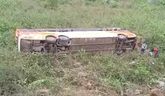 ୩୦ ଫୁଟ ଘାଟି ତଳକୁ ଖସିଲା ସରକାରୀ ଭୋଲଭୋ ବସ୍‌