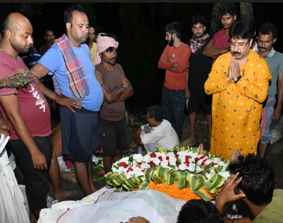 ପଶ୍ଚିମବଙ୍ଗ ଯାଇ ମୃତ ଚନ୍ଦ୍ରନାଥ ରଥଙ୍କ ପରିବାରକୁ ଭେଟିଲେ ମନ୍�