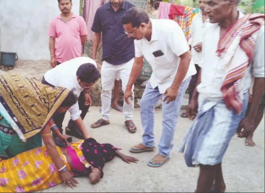 ତହସିଲଦାରଙ୍କ ଗୋଡ଼ ତଳେ ପଡ଼ି ନ୍ୟାୟ ମାଗିଲେ ମୃତ ଚାଷୀଙ୍କ ପତ୍ନୀ