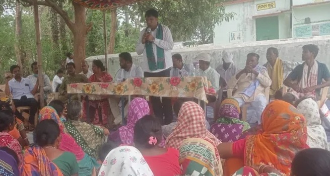 କାଦୋପଡ଼ାରେ ସୋଲାର ପ୍ଲାଣ୍ଟକୁ ବିରୋଧ କରି ବୈଠକ: ମରିବୁ ପଛେ ଭିଟା ମାଟି ଛାଡ଼ିବୁ ନାହିଁ ବୋଲି ଚେତାବନୀ