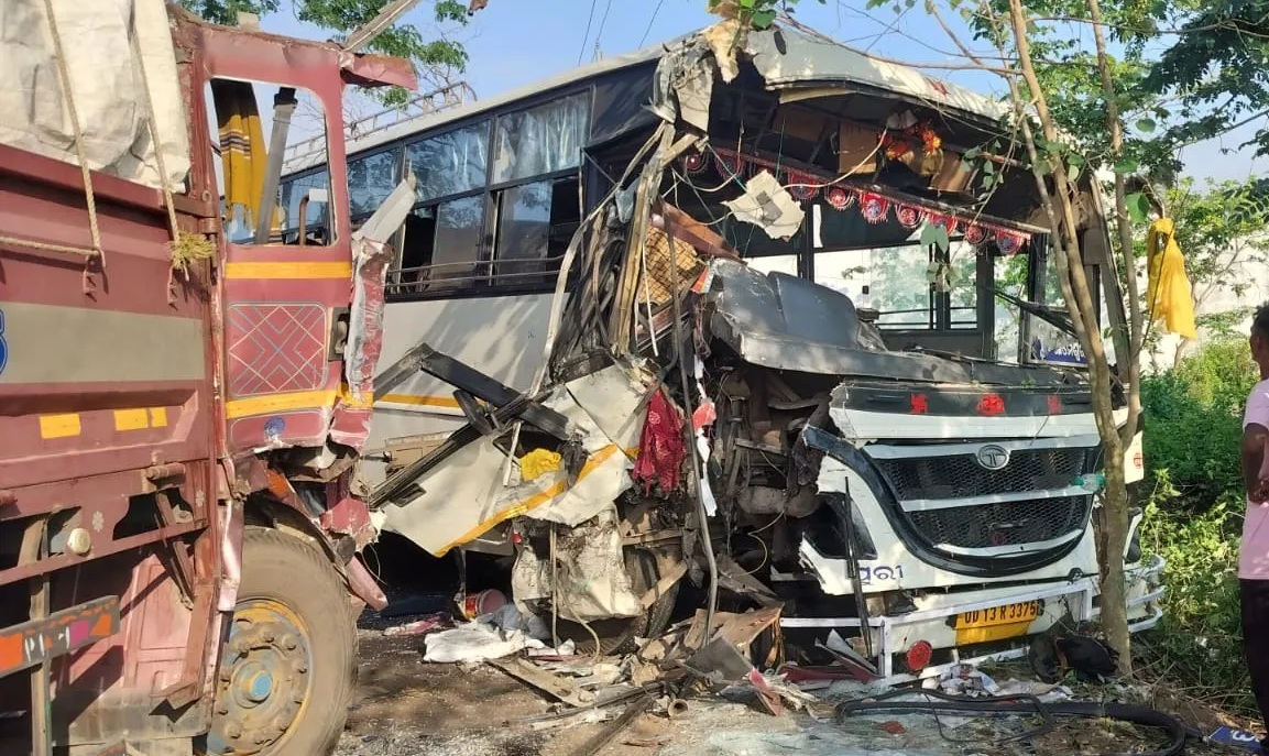 ତୀର୍ଥଯାତ୍ରୀ ବସ୍‌ ସହ ଟ୍ରକ୍‌ ମୁହାଁମୁହିଁ ଧକ୍କା; ଜଣେ ଶ୍ରଦ୍ଧ�
