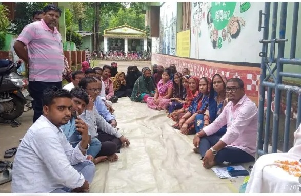 ମଧ୍ୟାହ୍ନ ଭୋଜନ ଚାଉଳରେ ପୋକ: ବିଦ୍ୟାଳୟ ପରିସରରେ ଧାରଣାରେ ବସିଲ�